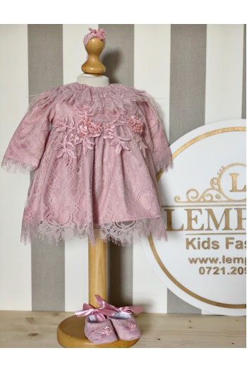 Rochita eleganta roz pudra din dantela Chantilly pentru botez bebe Rochita eleganta roz pudra din dantela Chantilly pentru botez bebe